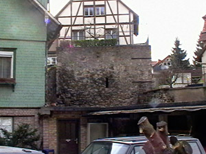 Reste des Judenturms von der Grundelbachstraße aus gesehen