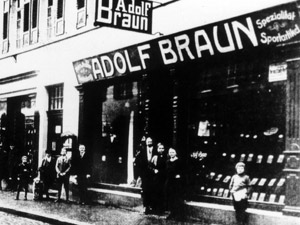 Textilgeschäft von Adolf Braun in der Hauptstraße 94, um 1925.